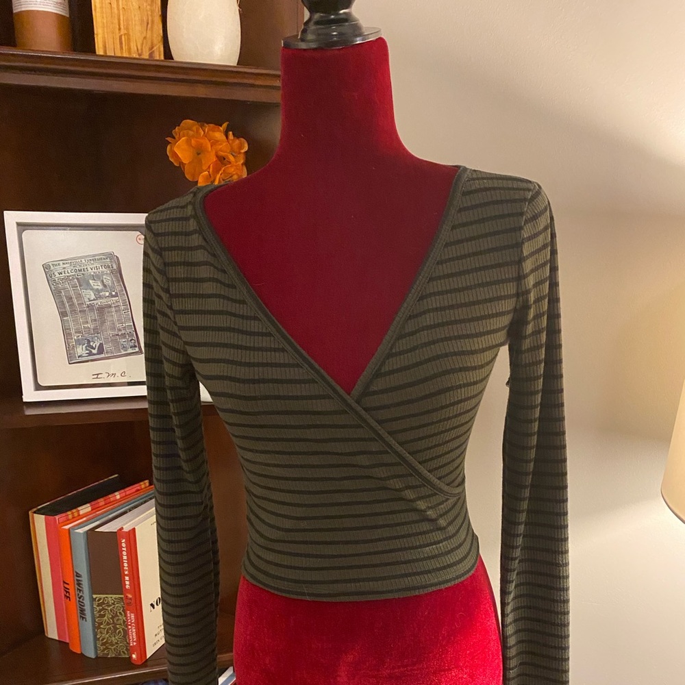 Like new green & black crop top